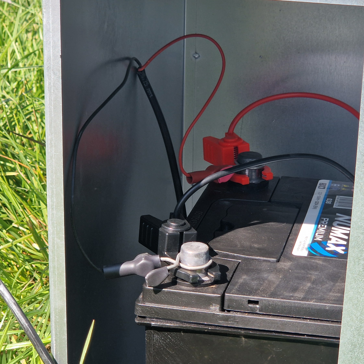 Doblit "Meadow" Solar Box Energiser - 0.8J 8km - Includes 15w Panel, Battery Box, Energiser and 12v Battery